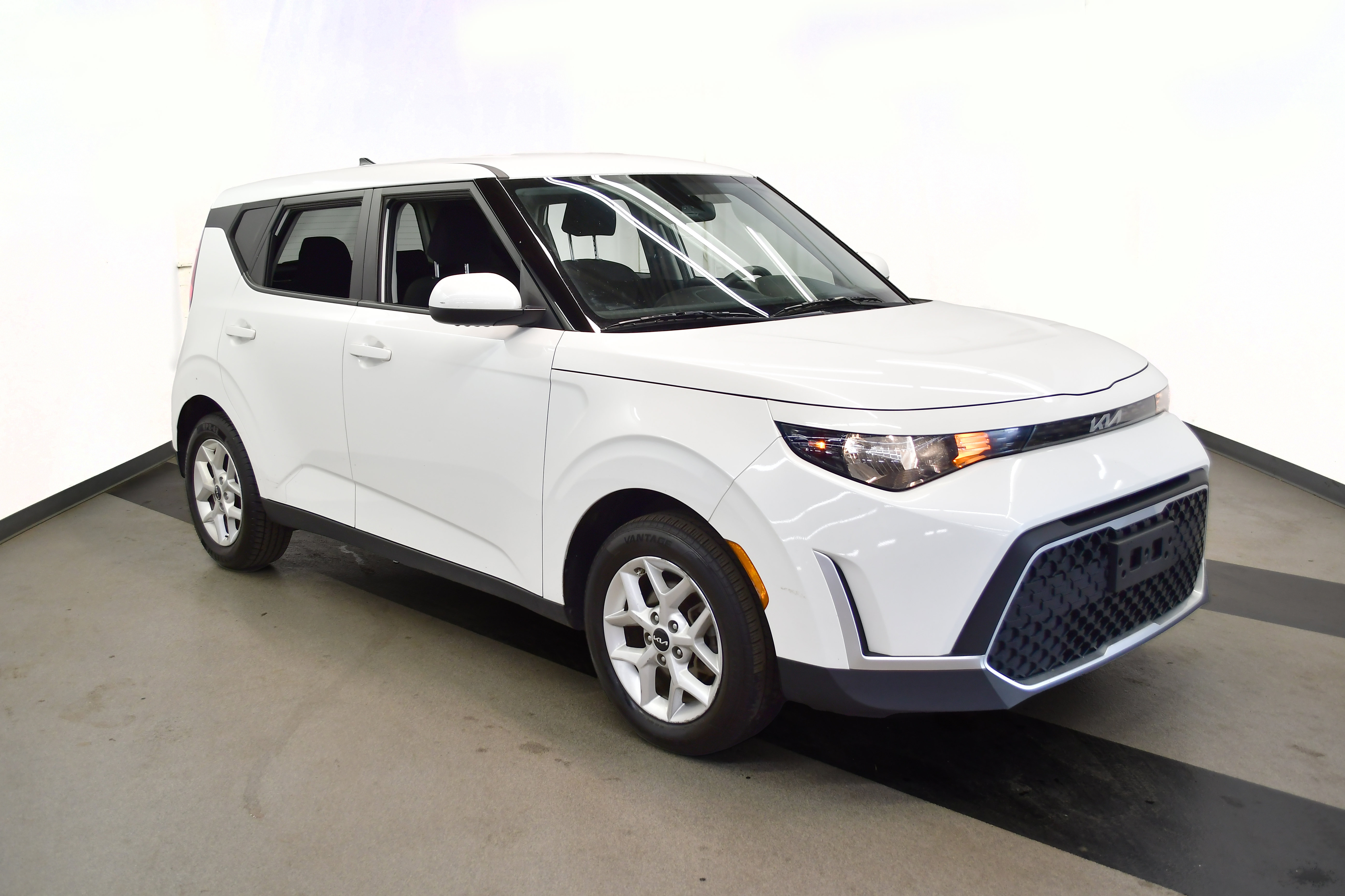 Used 2024 Kia Soul LX w/ Option Group 015 FWD image 2