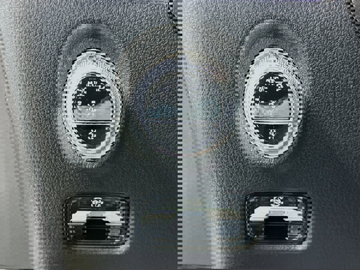 Used 2022 Mercedes-Benz C 300 4MATIC Sedan w/ Exclusive Trim Package image 11