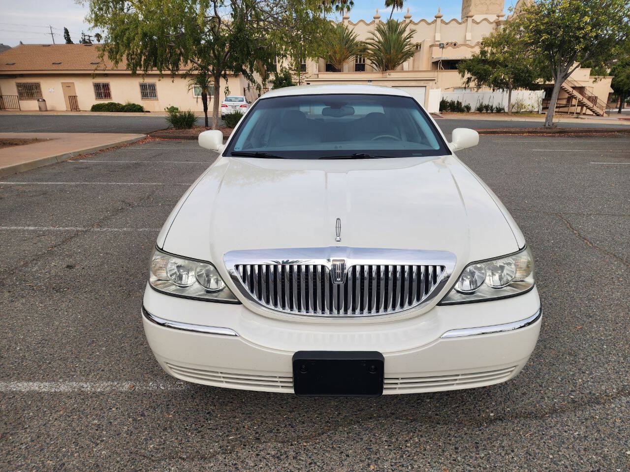 Used 2004 Lincoln Town Car Signature RWD image 3