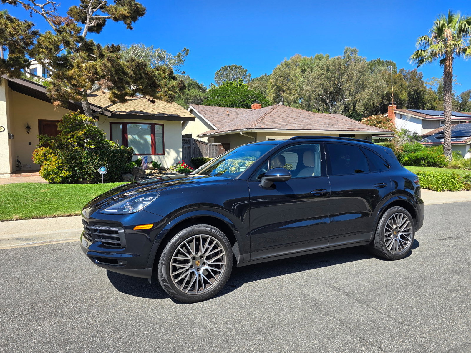 Used 2022 Porsche Cayenne Platinum Edition w/ Premium Package Plus image 8