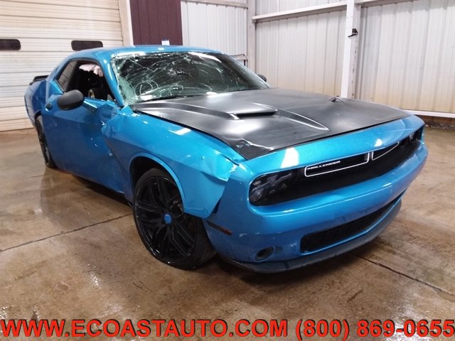 Used 2018 Dodge Challenger SXT RWD image 1