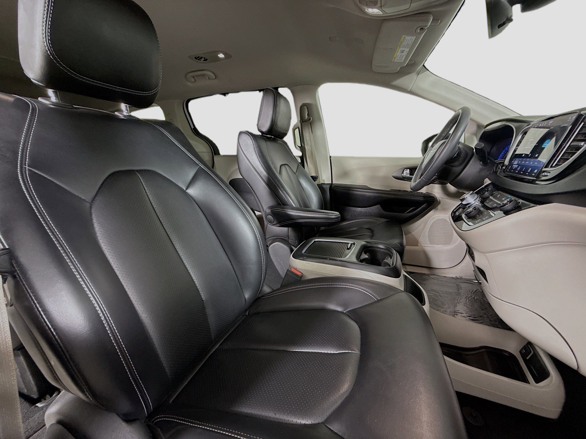 Used 2023 Chrysler Pacifica Touring-L image 29