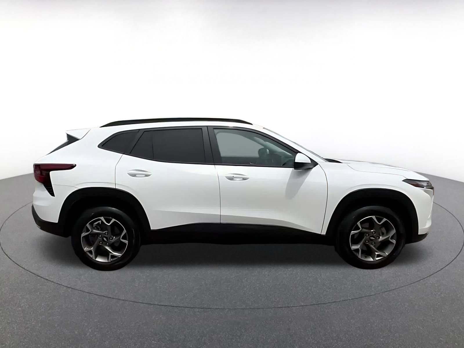 Used 2025 Chevrolet Trax LT w/ LT Convenience Package FWD image 16