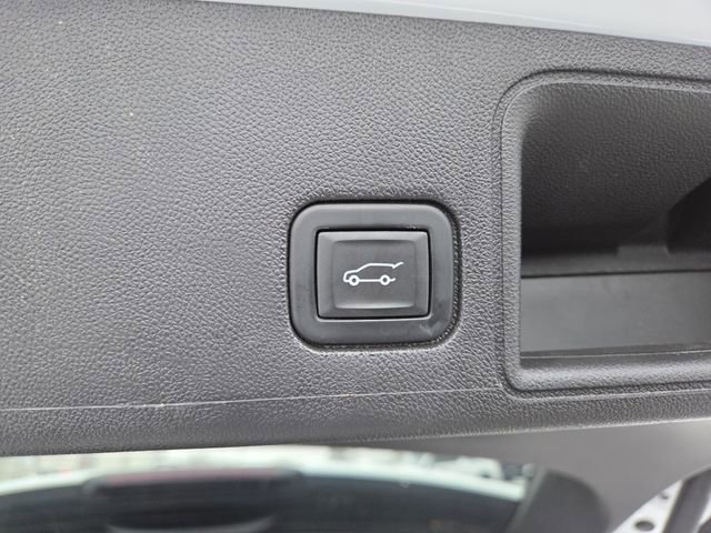 Used 2023 GMC Terrain SLT w/ Infotainment Package II image 18
