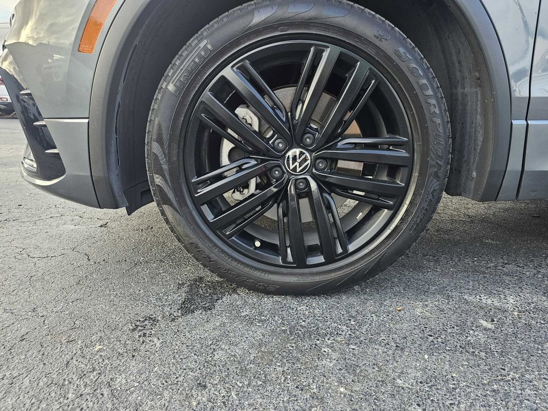 Used 2022 Volkswagen Tiguan SE R-Line image 5