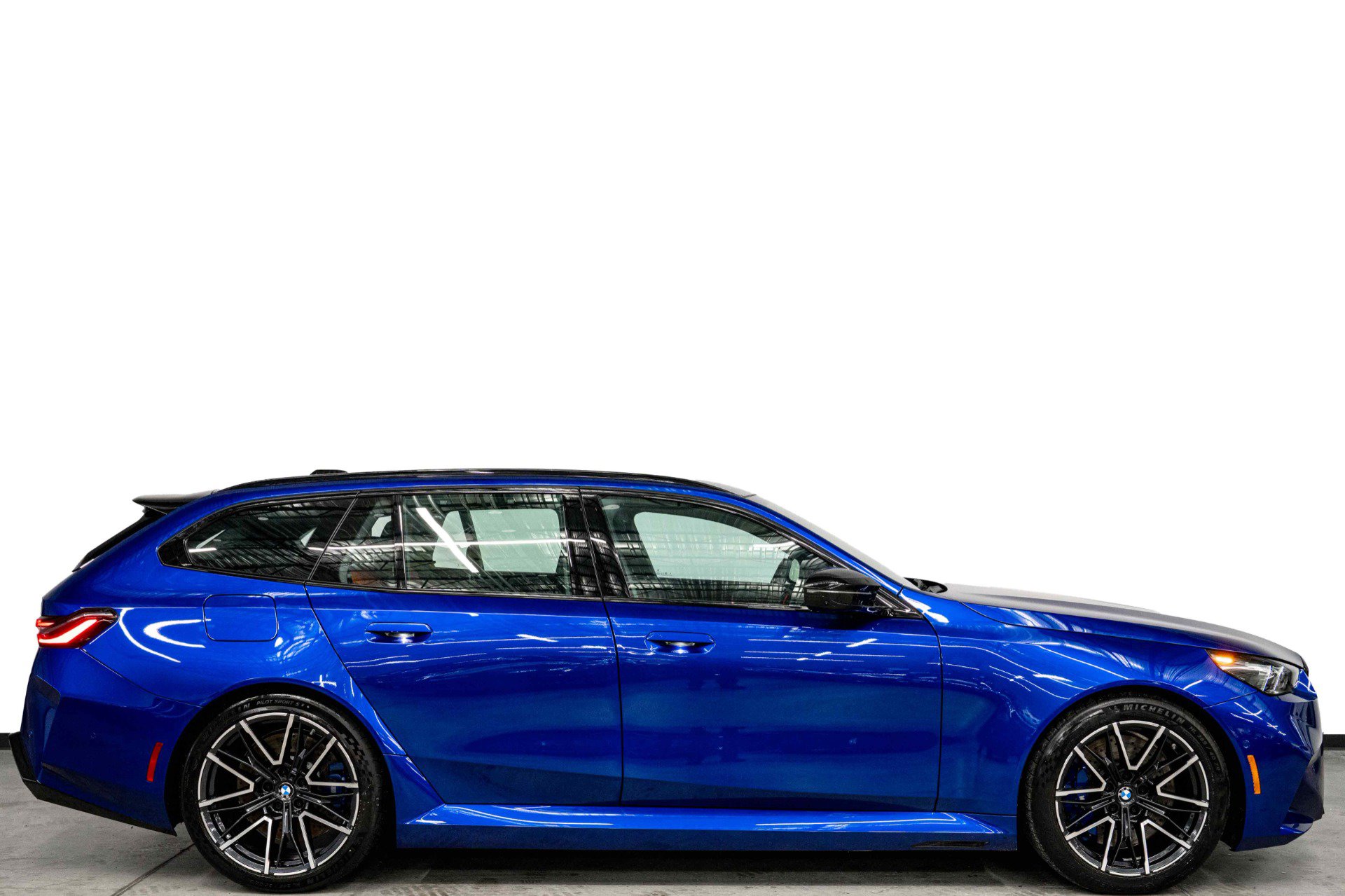 Used 2026 BMW M5 Touring AWD/4WD image 2