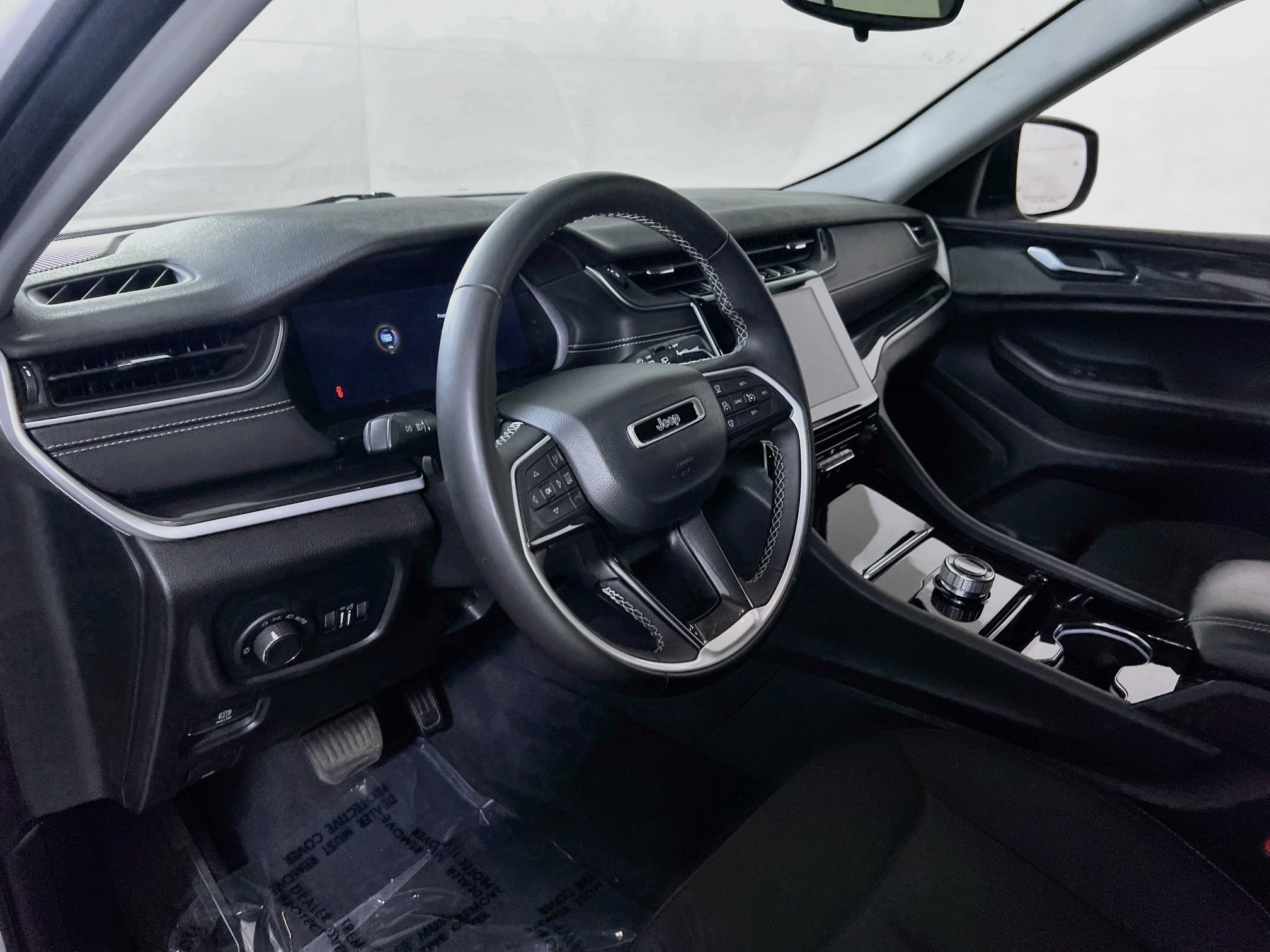Used 2023 Jeep Grand Cherokee Laredo AWD/4WD image 9