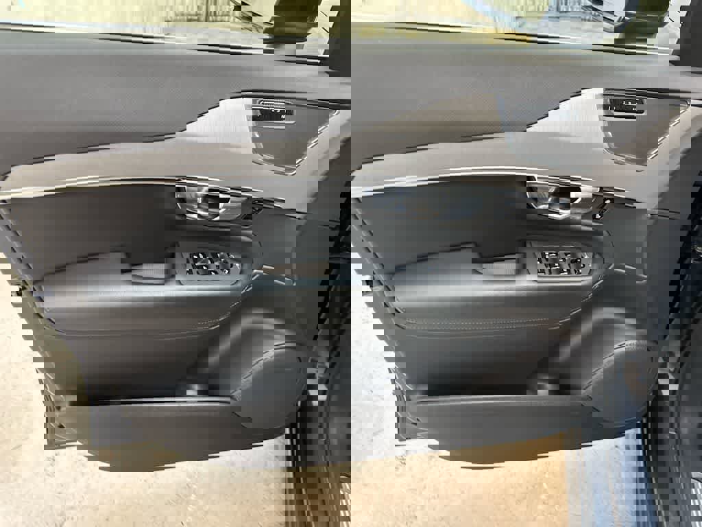 Used 2023 Volvo XC90 B5 Core w/ Protection Package image 27