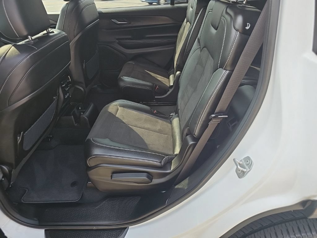 Certified 2025 Jeep Grand Cherokee L Altitude AWD/4WD image 19