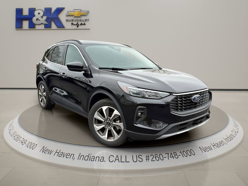 Used 2025 Ford Escape Platinum image 1