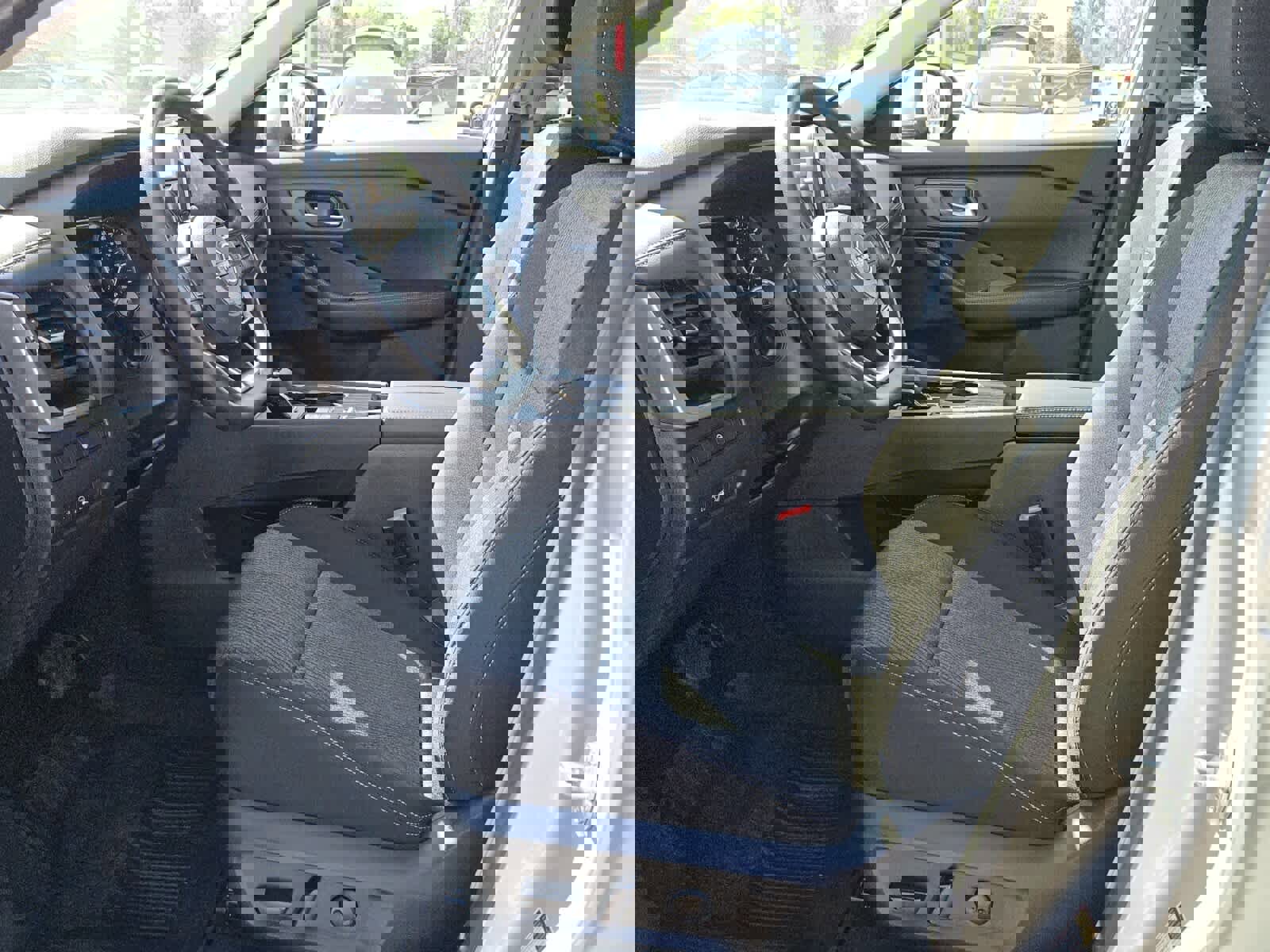 Used 2024 Nissan Rogue SV image 3