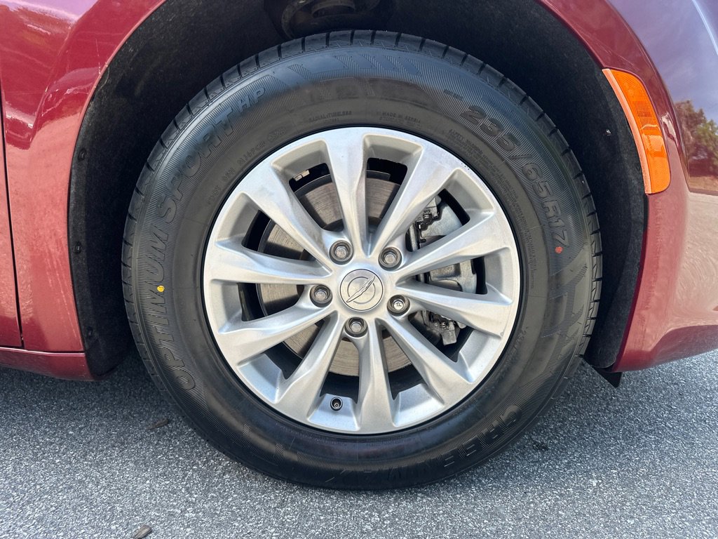 Used 2019 Chrysler Pacifica Touring-L image 34