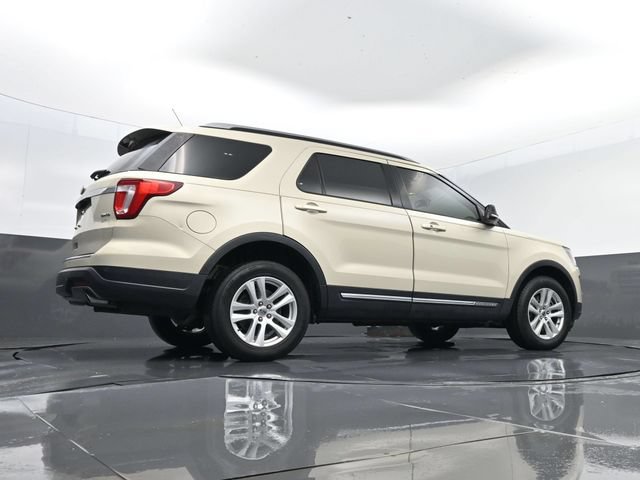Used 2018 Ford Explorer XLT w/ Equipment Group 202A AWD/4WD image 28