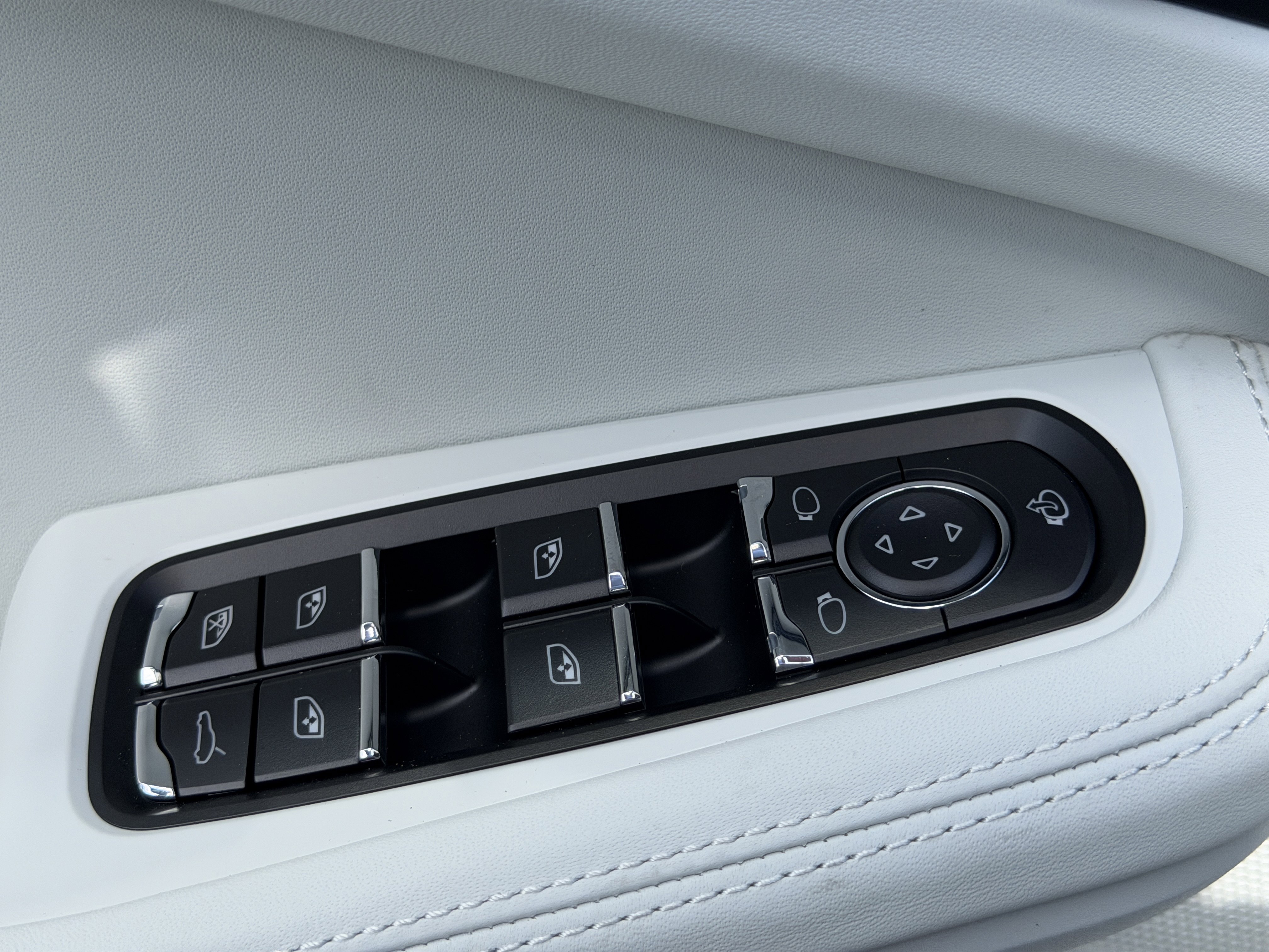 New 2026 Porsche Macan Turbo image 24