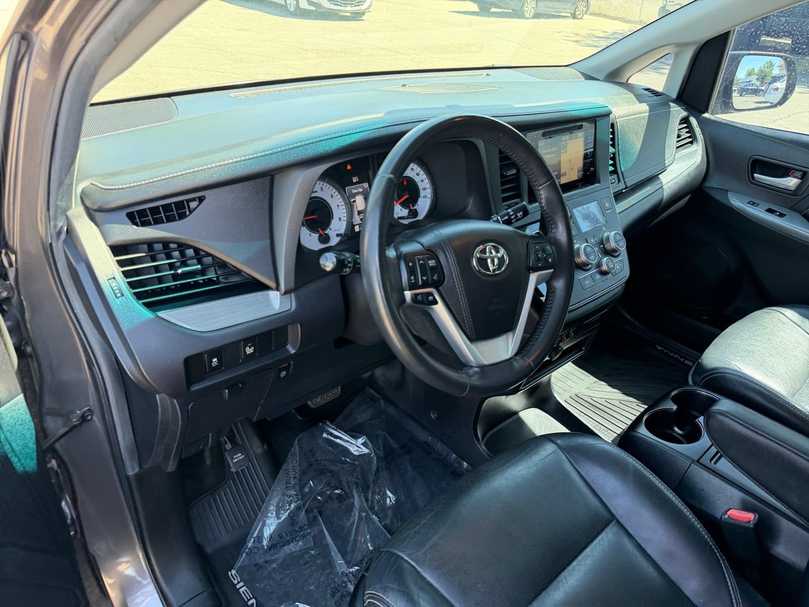 Used 2017 Toyota Sienna SE w/ SE Preferred Package FWD image 19