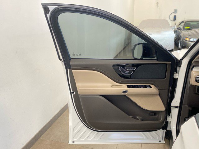 Used 2024 Lincoln Aviator AWD w/ Premium Package image 11