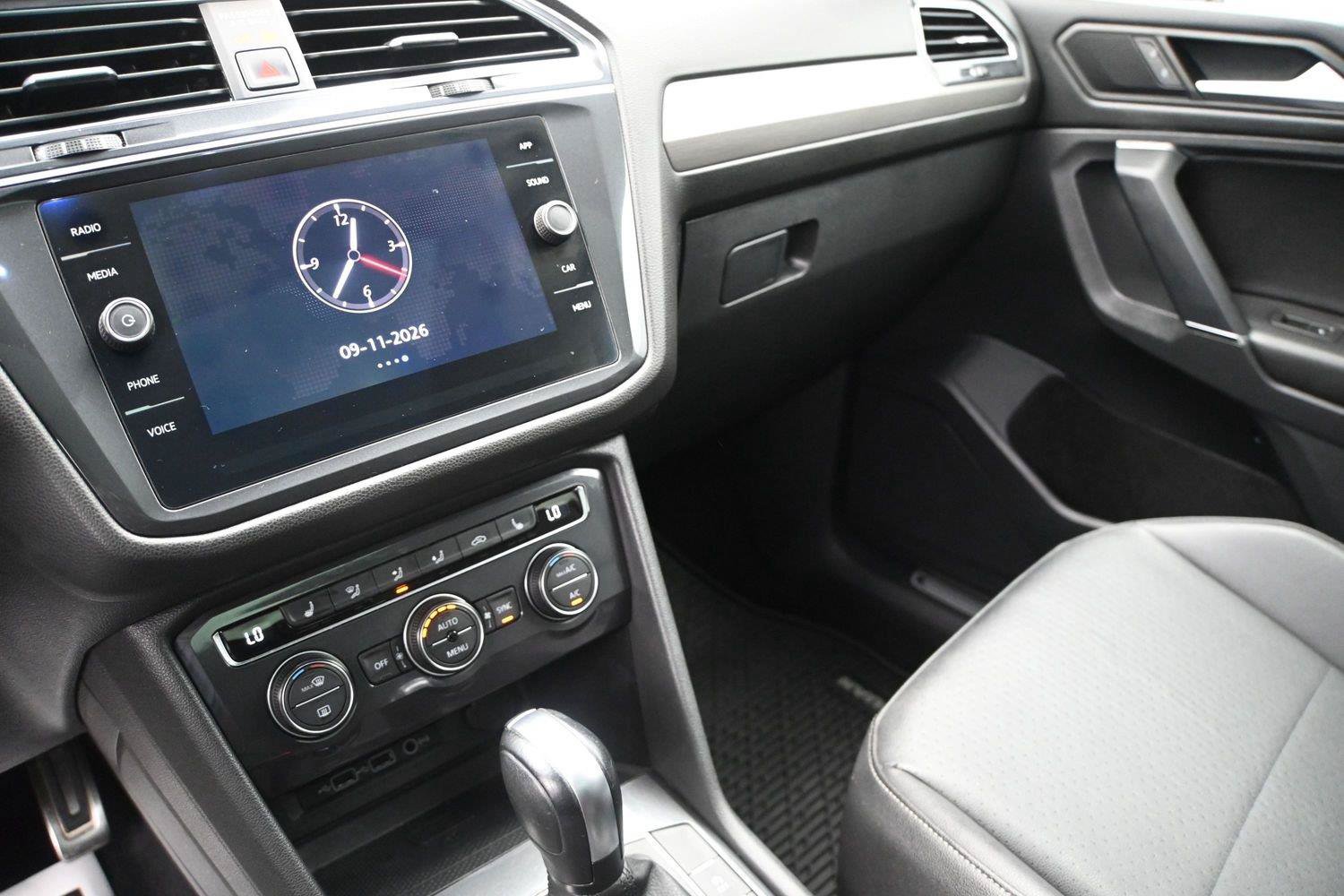 Used 2020 Volkswagen Tiguan SE R-Line AWD/4WD image 4