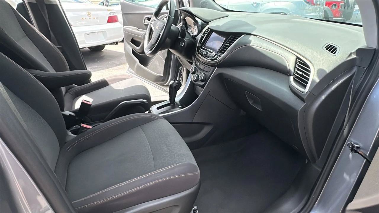 Used 2020 Chevrolet Trax LS FWD image 35