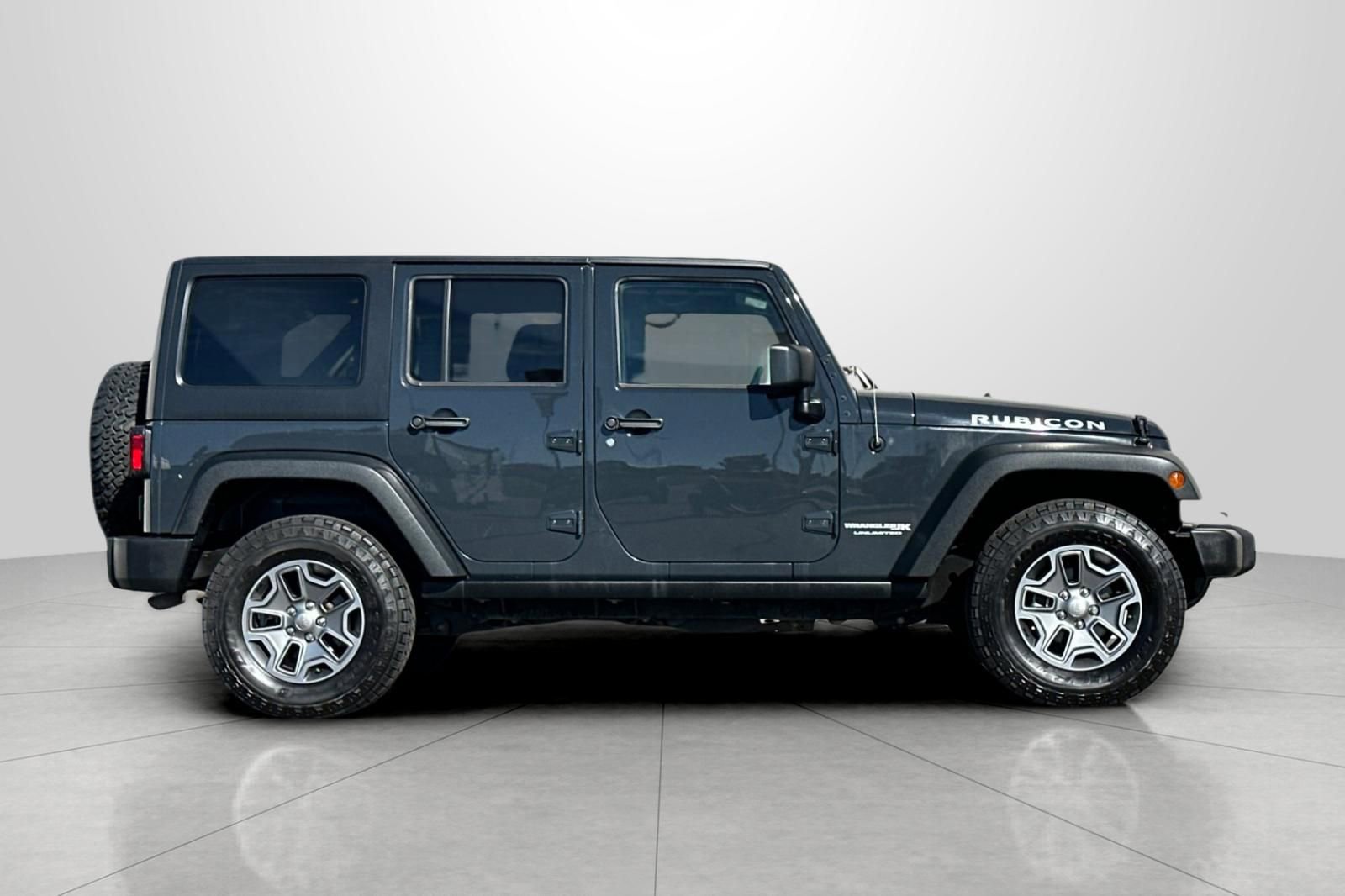 Used 2018 Jeep Wrangler Unlimited Rubicon w/ Connectivity Group image 3
