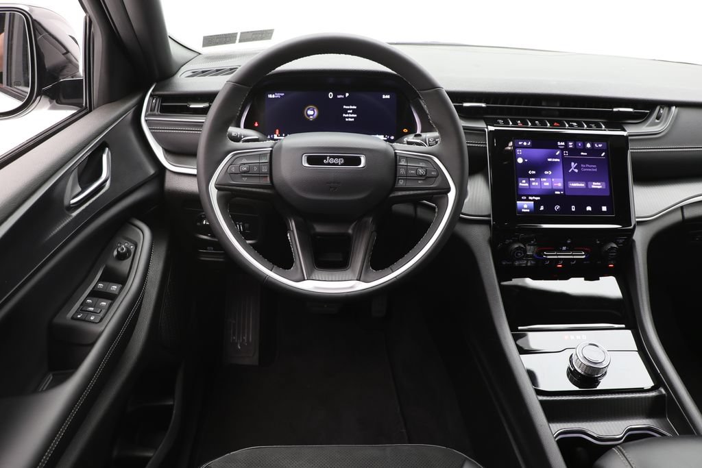 Used 2025 Jeep Grand Cherokee Altitude AWD/4WD image 12