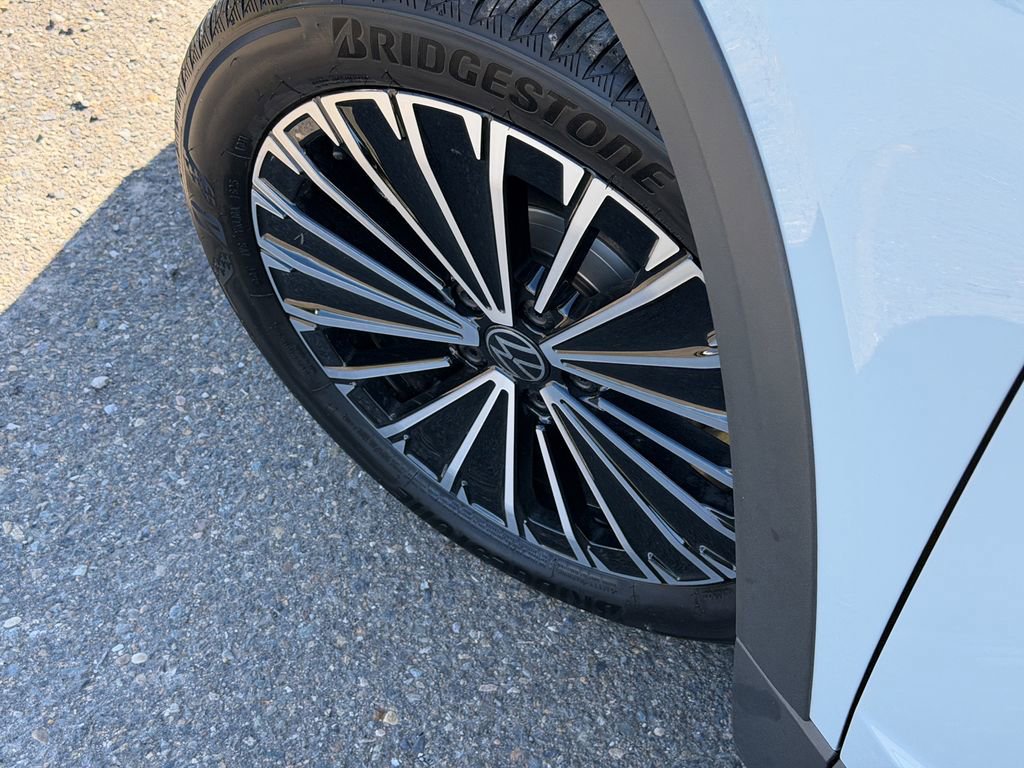 New 2026 Volkswagen Taos SE image 10