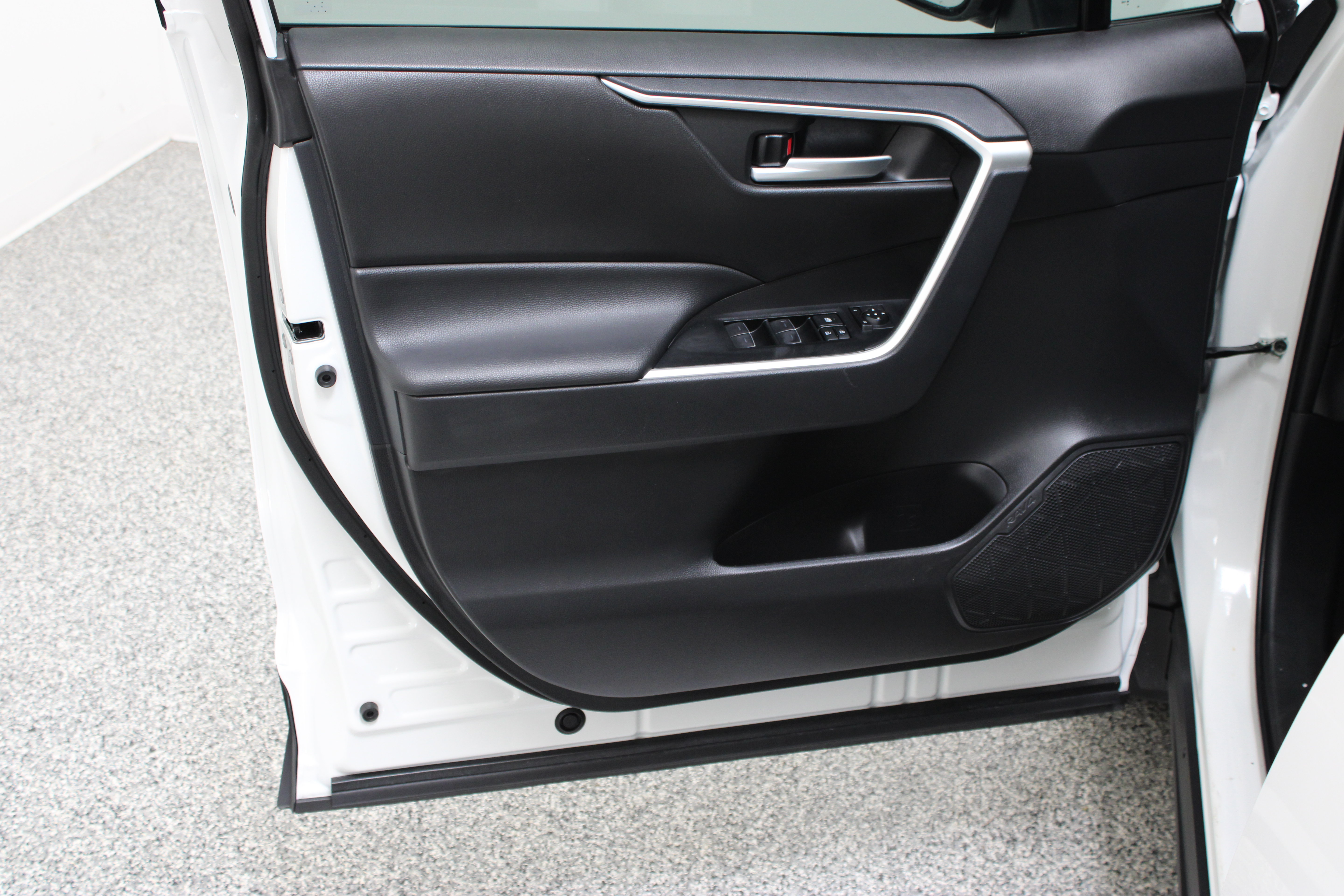 Used 2025 Toyota RAV4 XLE w/ Convenience Package FWD image 12