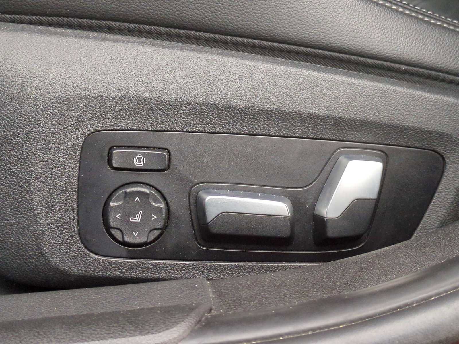 Used 2020 BMW 330i xDrive Sedan w/ Premium Package image 17