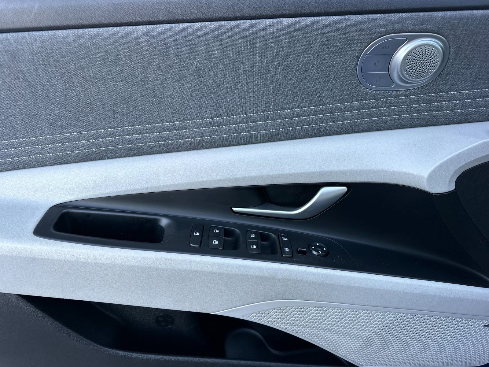 Used 2023 Hyundai Elantra Limited image 11