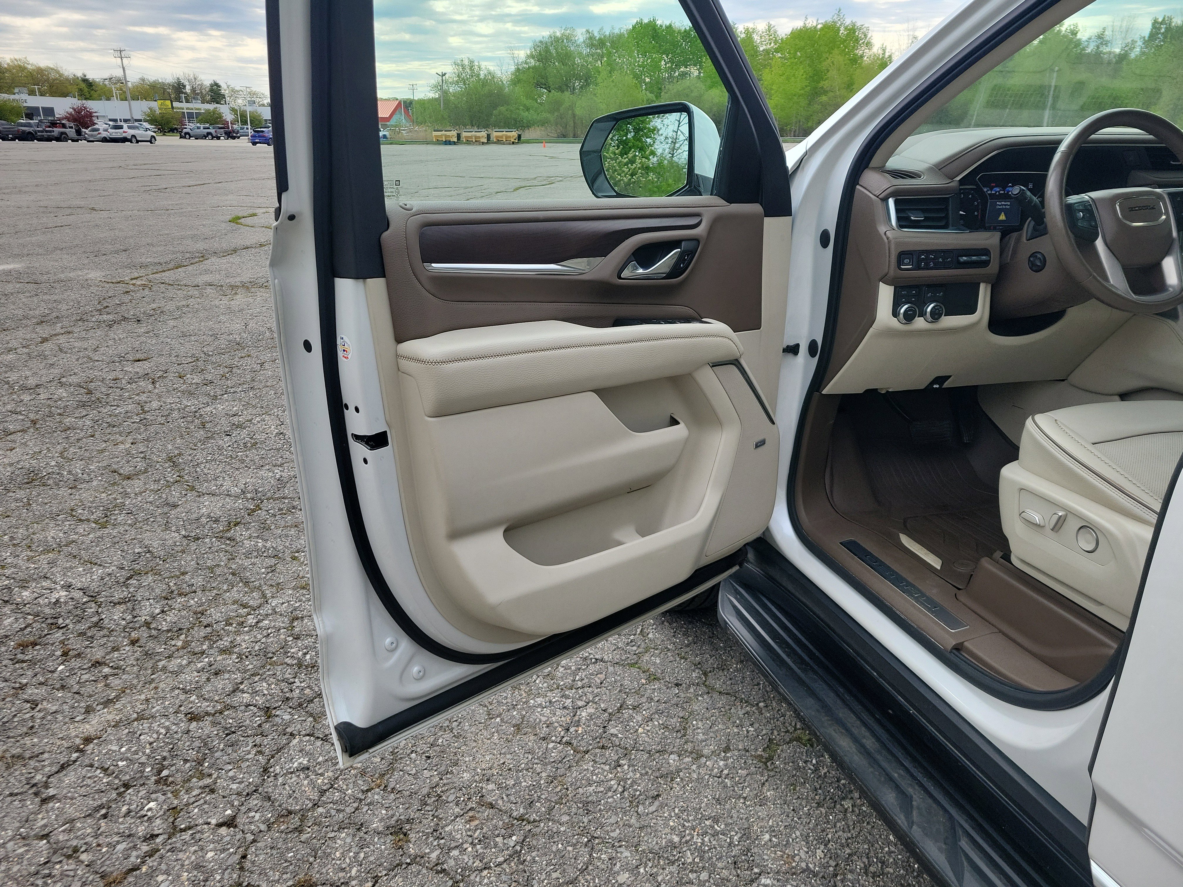 Used 2021 GMC Yukon Denali AWD/4WD image 15