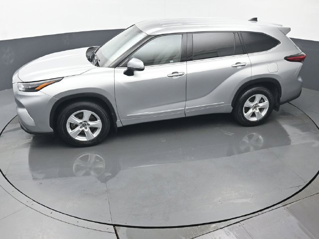 Used 2022 Toyota Highlander LE AWD/4WD image 39