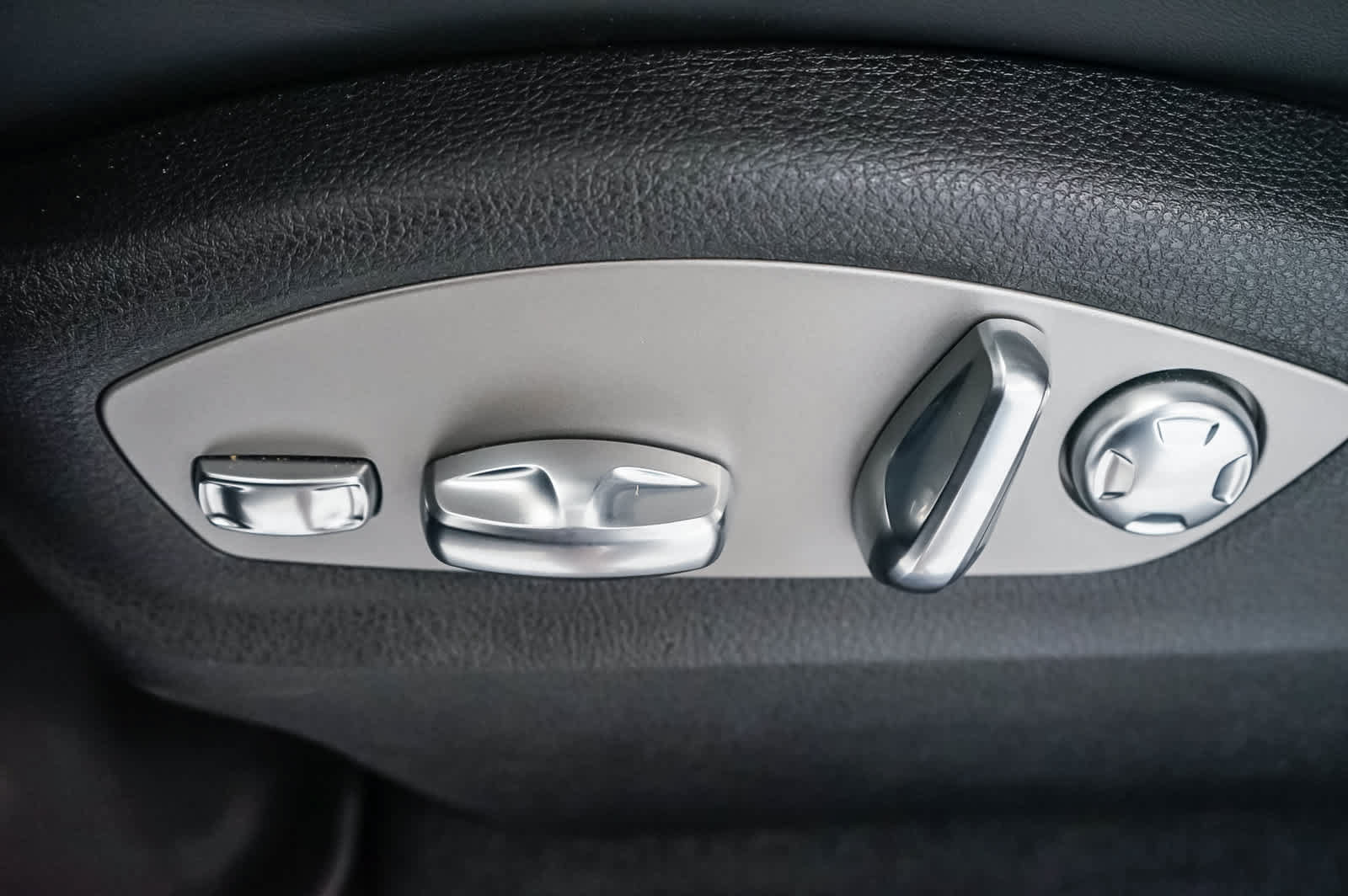 Certified 2026 Porsche Macan AWD/4WD image 26