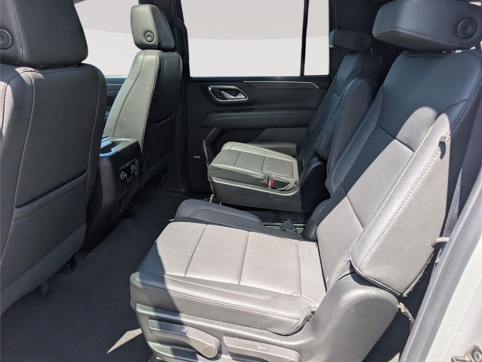 Used 2023 Chevrolet Suburban Z71 w/ Luxury Package AWD/4WD image 18