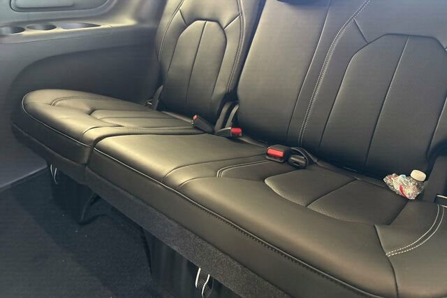New 2026 Chrysler Pacifica Select image 12