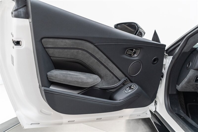 Used 2023 Aston Martin V8 Vantage Coupe RWD image 62