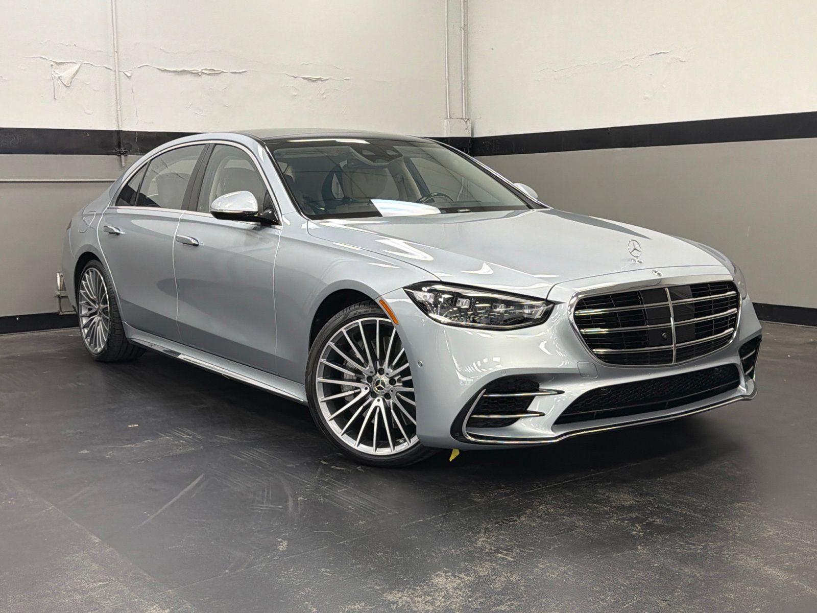 Used 2023 Mercedes-Benz S 580 4MATIC Sedan image 2