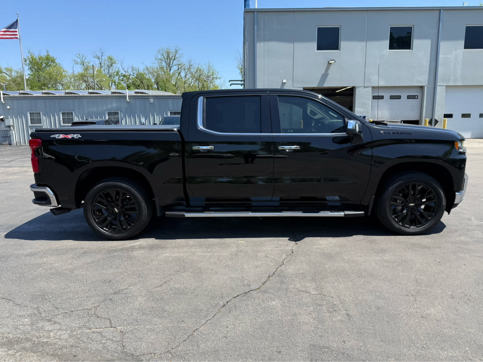 Used 2021 Chevrolet Silverado 1500 LTZ w/ Technology Package AWD/4WD image 2
