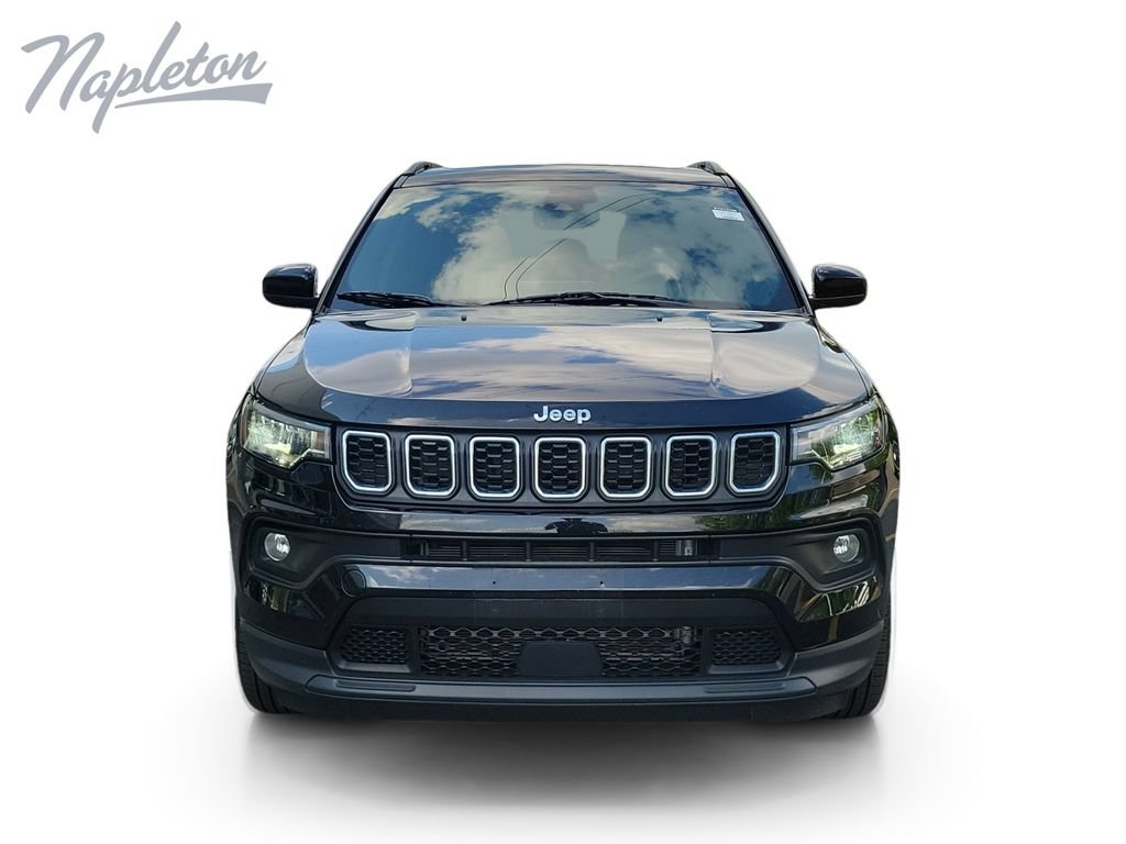 Used 2025 Jeep Compass Latitude w/ Sun & Sound Group AWD/4WD image 9
