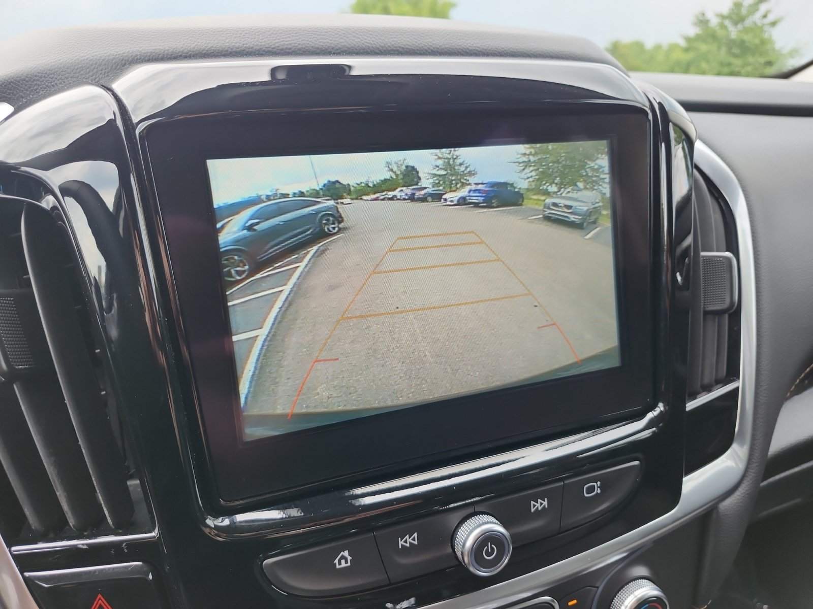 Used 2019 Chevrolet Traverse LT FWD image 18