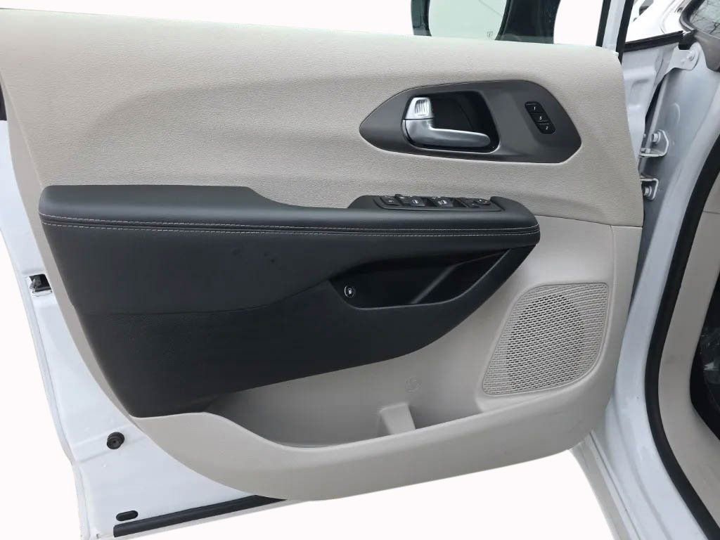 Used 2024 Chrysler Pacifica Select FWD image 10