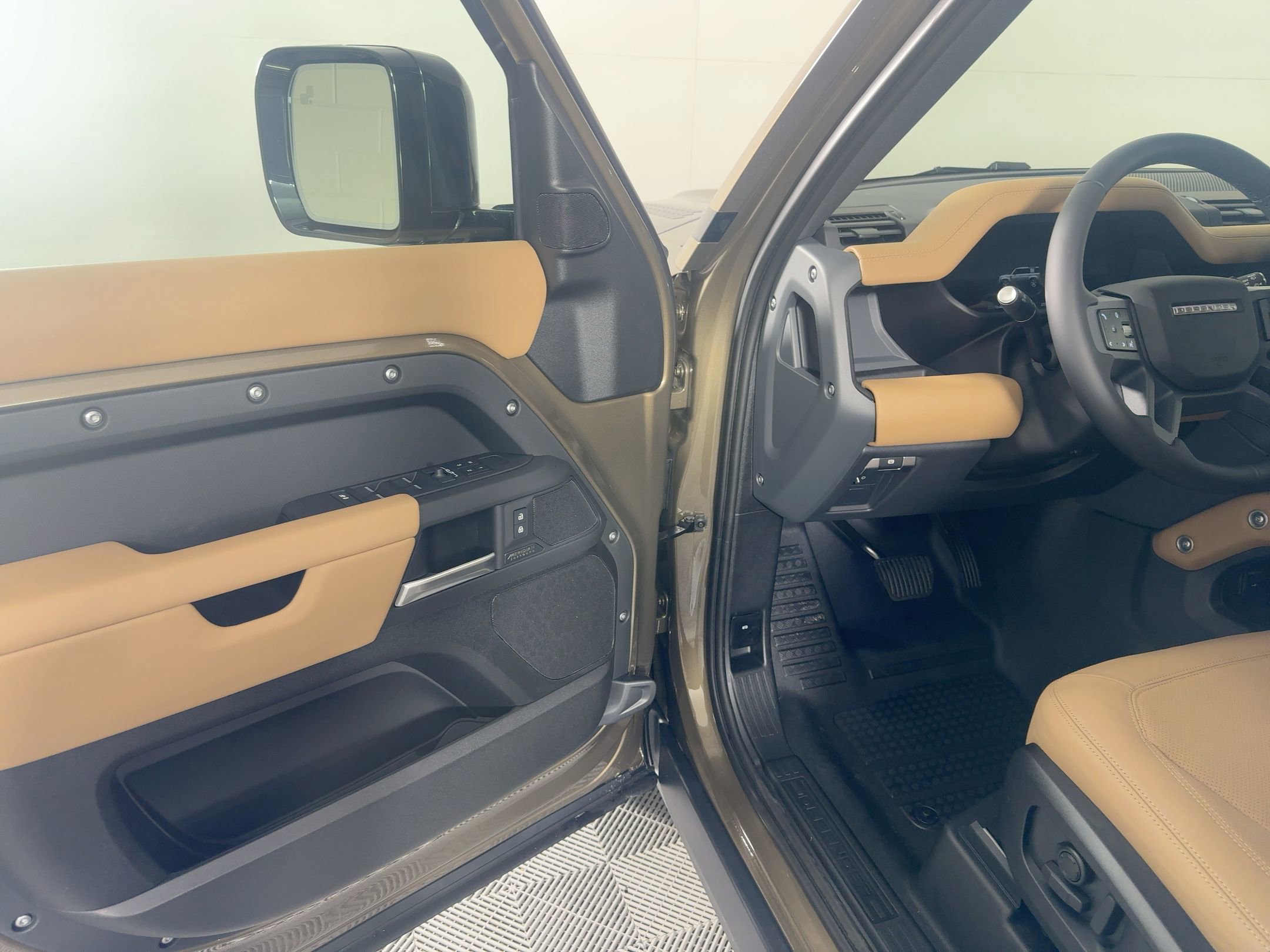 New 2026 Land Rover Defender 110 X-Dynamic SE image 5