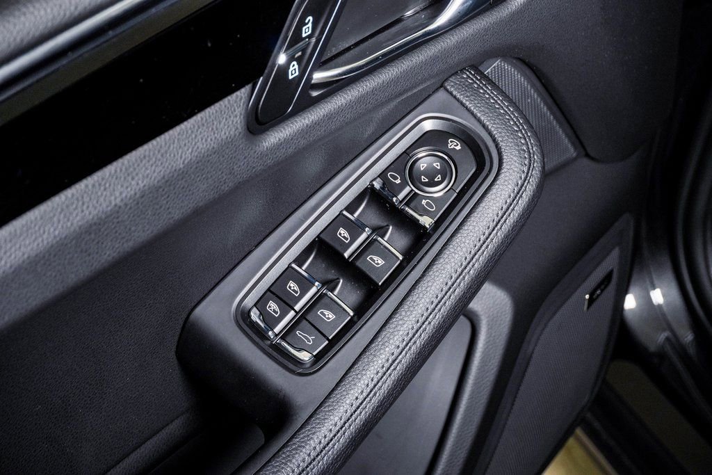 Certified 2025 Porsche Macan AWD/4WD image 25