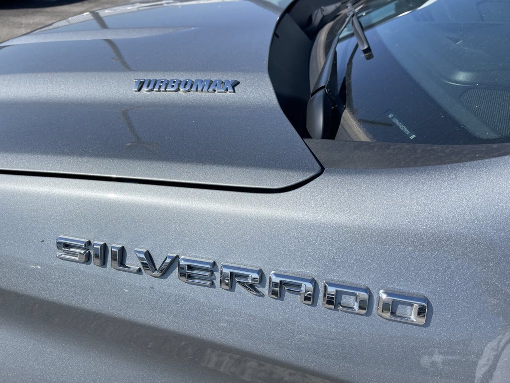 Used 2025 Chevrolet Silverado 1500 LT AWD/4WD image 3