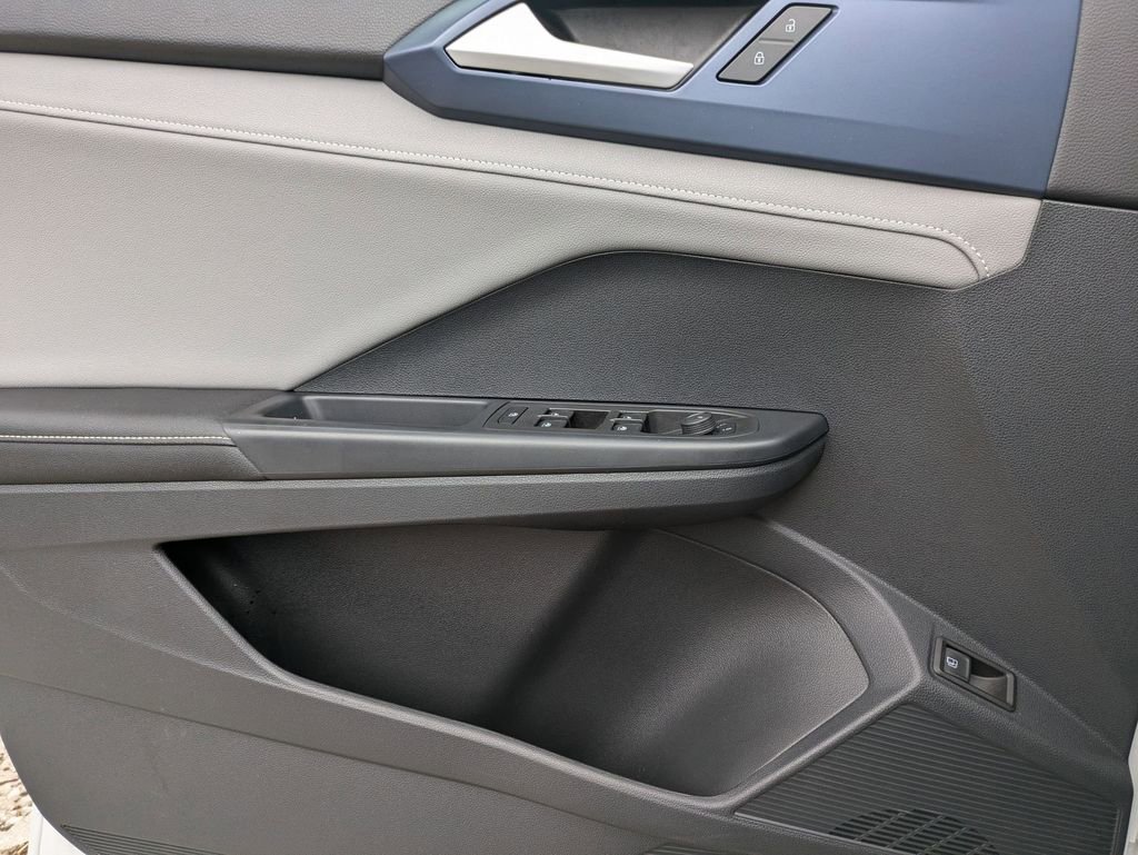 Used 2024 Volkswagen Taos SE image 11