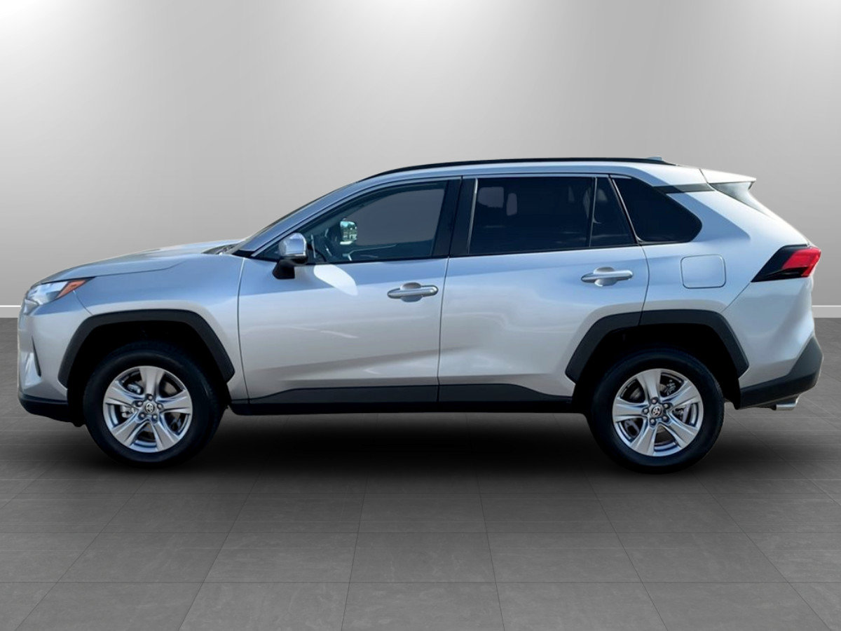 Used 2025 Toyota RAV4 XLE AWD/4WD image 4