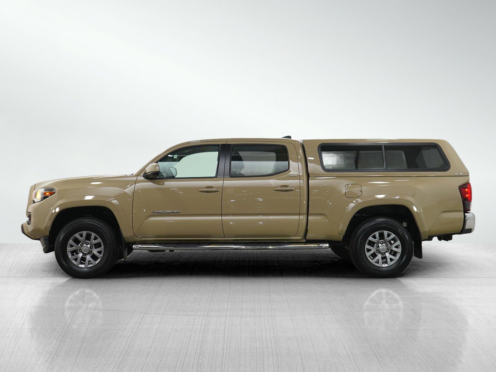 Used 2018 Toyota Tacoma SR5 AWD/4WD image 2
