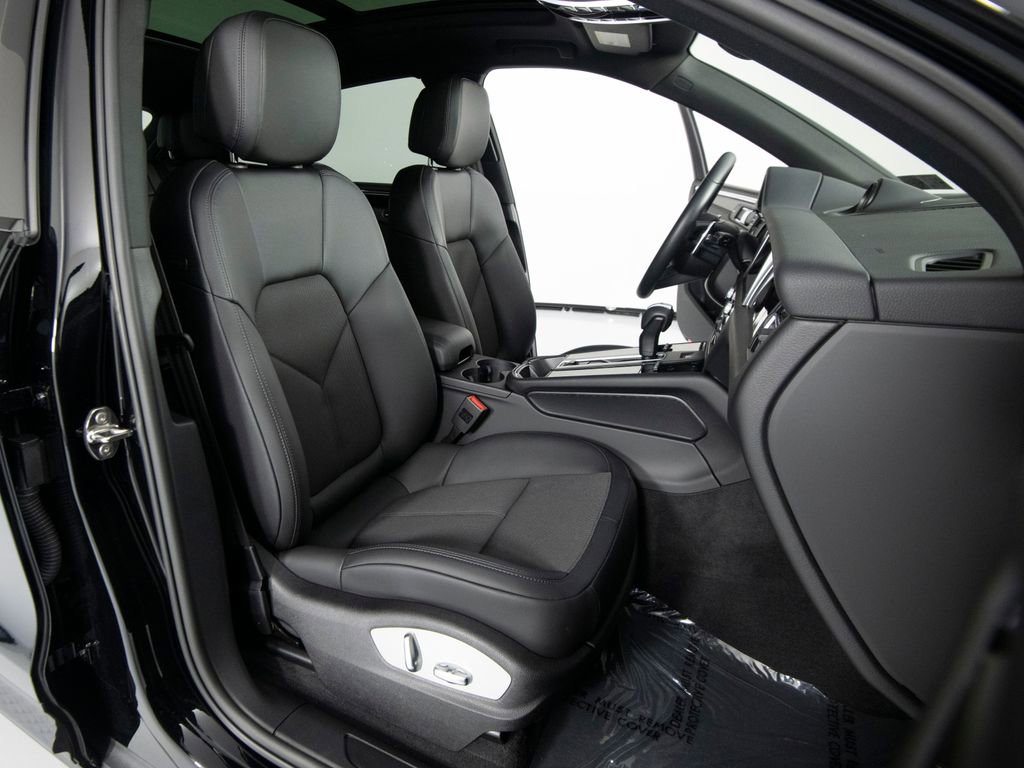 Certified 2025 Porsche Macan image 32
