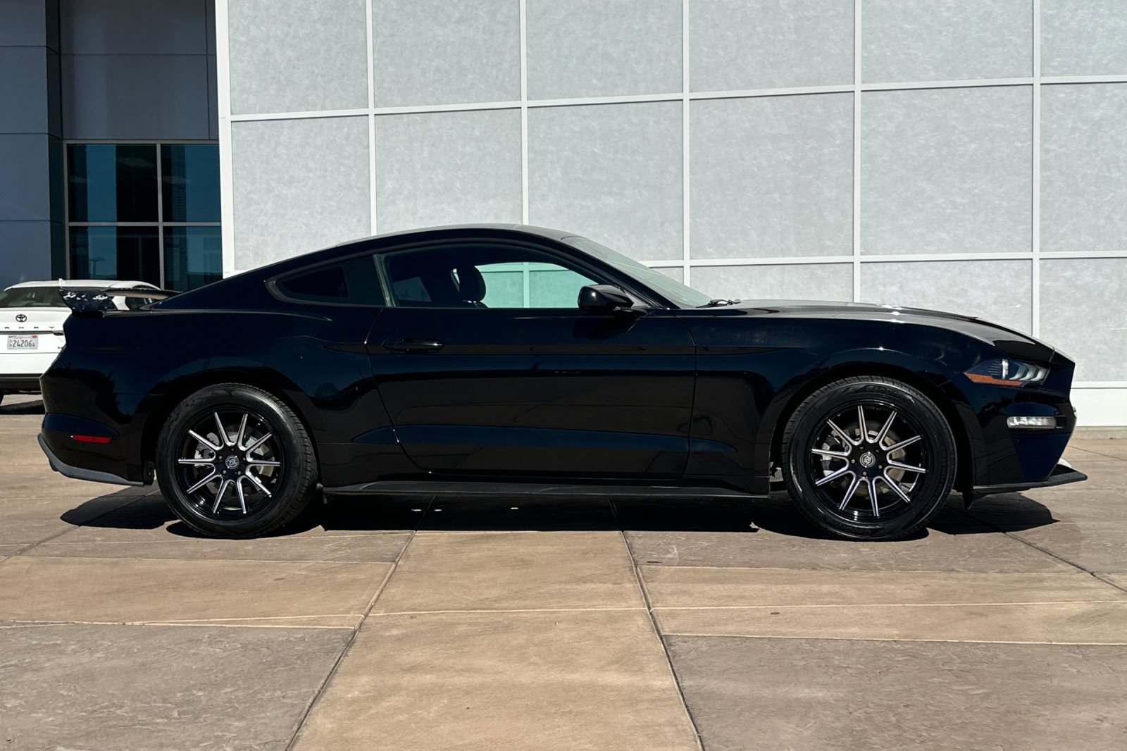 Used 2018 Ford Mustang Coupe RWD image 3
