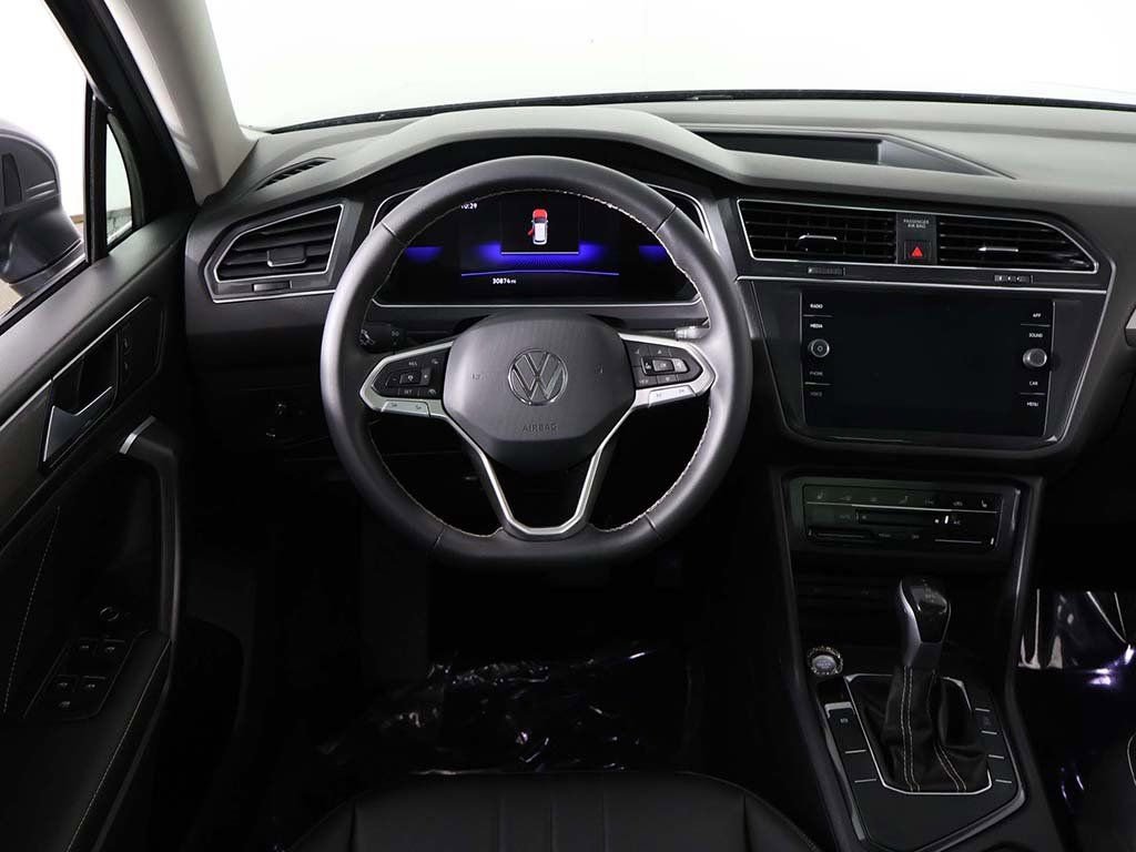 Used 2023 Volkswagen Tiguan SE w/ Panoramic Sunroof Package image 37