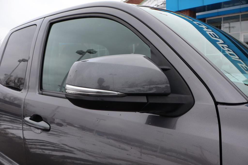 Used 2016 Toyota Tacoma TRD Off-Road image 2