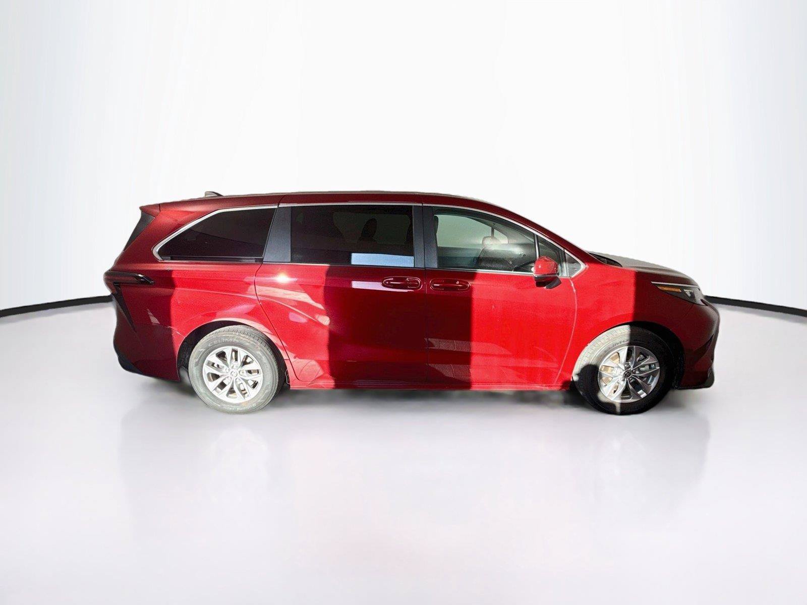Used 2025 Toyota Sienna LE FWD image 7